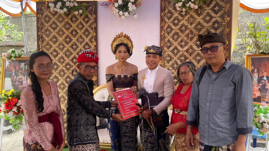 Penyerahan dokumen Semara Ratih oleh Perbekel Desa Bantiran